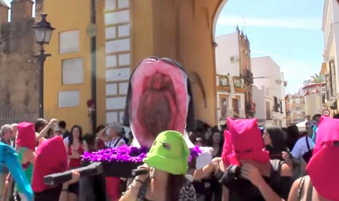 Comienza el juicio a tres mujeres por procesionar con una vagina de plástico en Sevilla en 2014