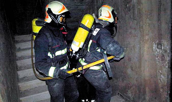 Bomberos de Diputación actuando en un incendio. / El Correo