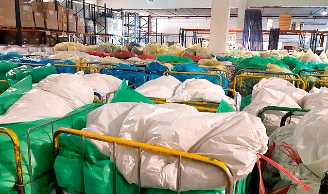 Los almacenes albergan 100 carros con 110 kilos de ropa sucia cada uno. / El Correo
