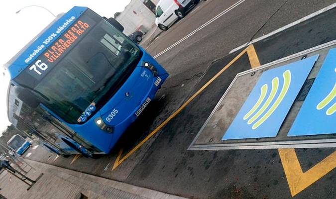 Pruebas de un autobús por inducción en Madrid. / El Correo