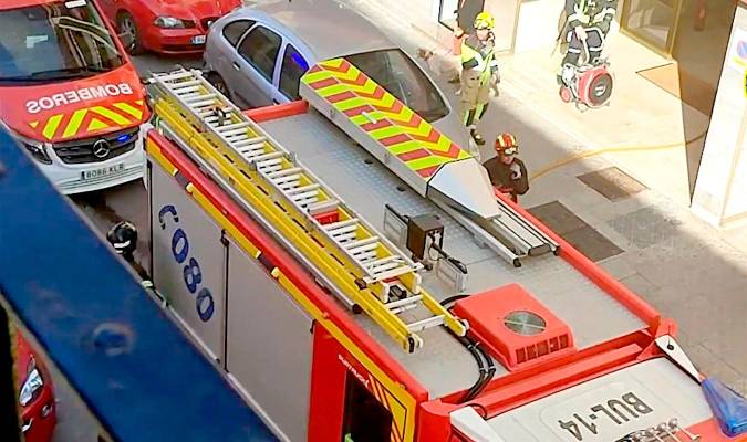 Imagen de los camiones de bomberos en la zona. / Emergencias Sevilla