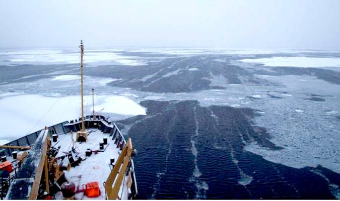 Una vista desde un barco del Océano Ártico.