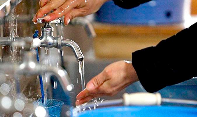  Los consumos de agua han caído en picado desde que se decretó el confinamientos en los hogares. / El Correo