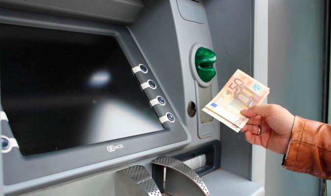 Un ciudadano saca dinero de un cajero automático de una entidad financiera. / El Correo
