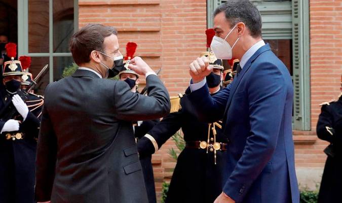 l presidente francés, Emmanuel Macron (i), recibe al presidente español, Pedro Sánchez (d), en la Prefectura de Tarn-et-Garonne, en la localidad francesa de Montauban. EFE/Alberto Estévez POOL