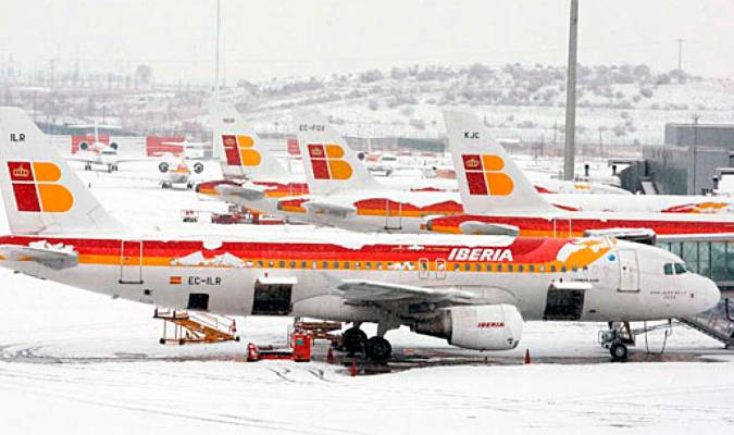 Un aeropuerto con nieve en España. / EFE