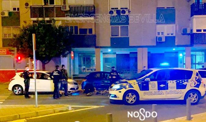 Vigilancia la pasada noche de la Policía Local. / Emergencias Sevilla