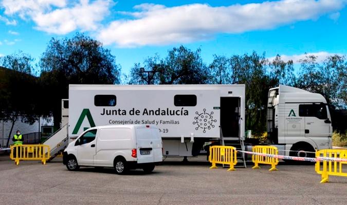 Vehículo de la Junta de Andalucía destinado a los cribados poblaciones. / El Correo