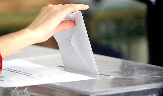 Una mujer vota en unas elecciones. / EFE