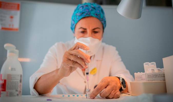 Una enfermera prepara la vacuna Pfizer-BioNtech. / David Zorrakino - E.P.
