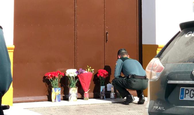 Un guardia civil depositando flores. / El Correo