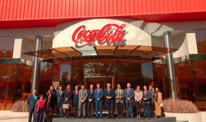 Autoridades invitadas al acto del vigésimo aniversario de la planta de Coca-Cola en Sevilla. / El Correo