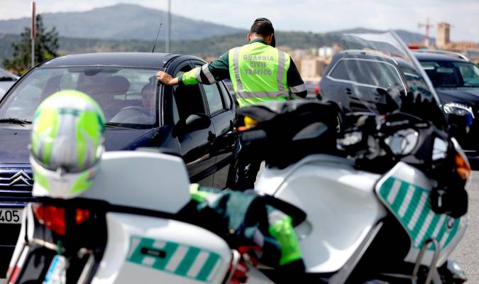 Un agente de la Guardia Civil pide documentación a un vehículo en un control. / E.P.