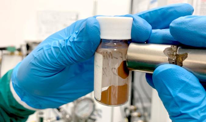 Un imán atrae el polvo fabricado por los investigadores de la Universidad RMIT que, aseguran, sirve para eliminar los microplásticos del agua en menos de una hora. / EFE