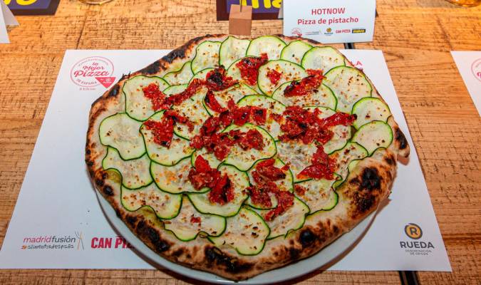 La pizza vegana con crema de pistacho, calabacín, tomate confitado, panko y ralladura de lima de Hot Now (Madrid) ha sido elegida como la mejor de España. / EFE - Madrid Fusión 
