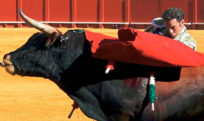 El diestro Antonio Ferrera en la faena en su primero de su lote, durante la decimotercera corrida de abono de la Feria de Abril de Sevilla. EFE/José Manuel Vidal