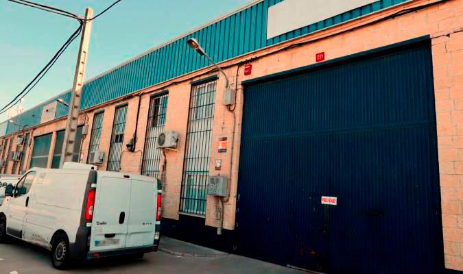Fachada y puerta de la fábrica Magrudis. / EFE