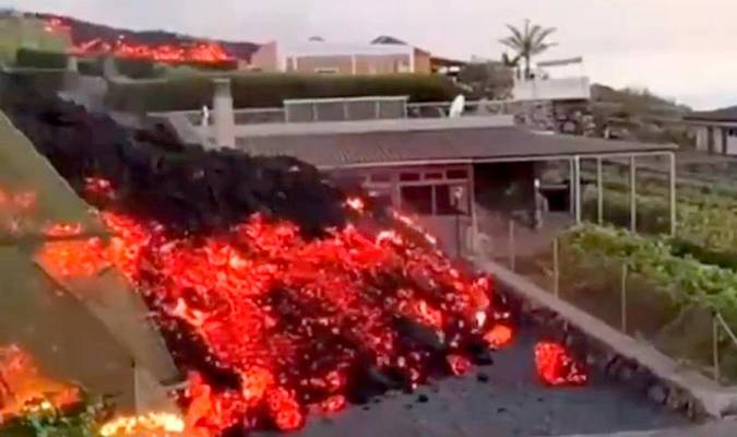 Imagen de la lava avanzando en La Palma.