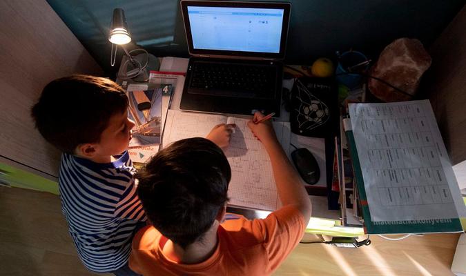 Niños con un ordenador. / EFE