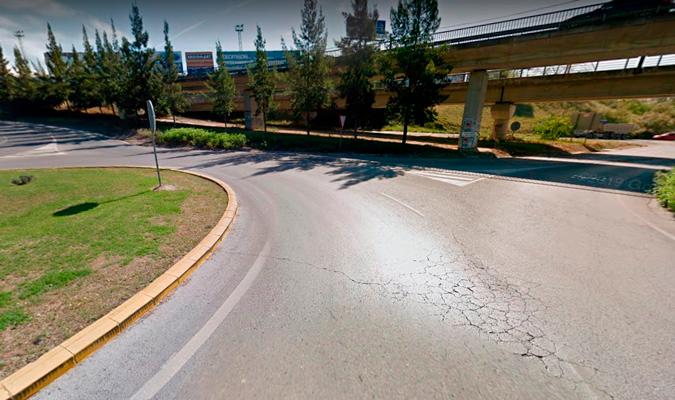 Imagen tomada de Google Maps donde se observa el asfalto deteriorado en una rotonda a la salida de San Juan de Aznalfarache.