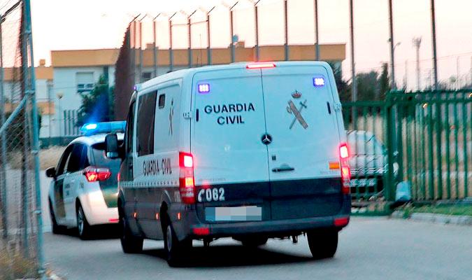 Dos vehículos de la Guardia Civil. / El Correo