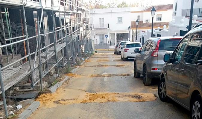 Avisan del estado de algunas calles de la Urbanización Arboleda de Tomares