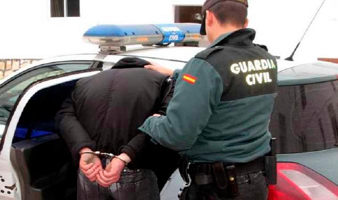 Imagen de archivo de un arresto de la Guardia Civil. / El Correo