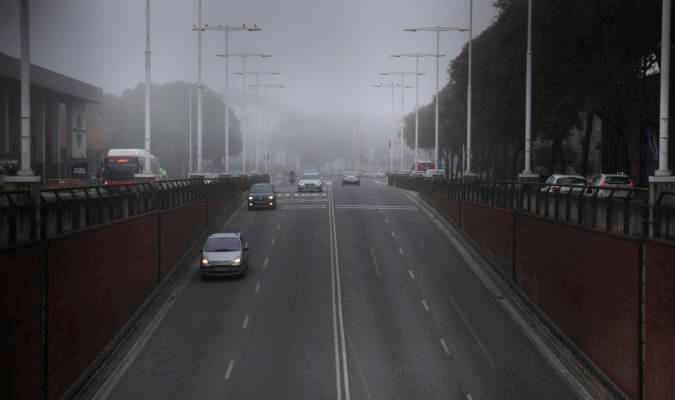 Retenciones kilométricas en Sevilla por la niebla