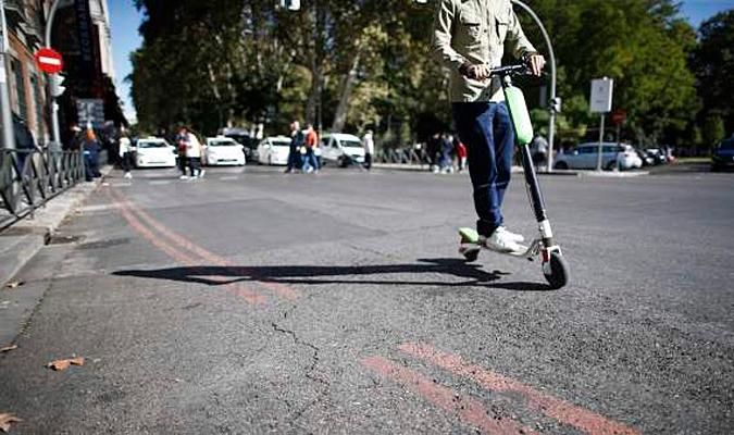 Un patinete eléctrico por una ciudad española. / EFE