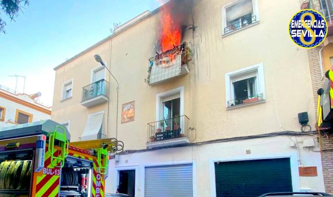 Imagen de la vivienda incendiada. / Emergencias Sevilla