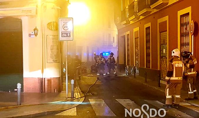 Efectivos de Bomberos sofocando el incendio. / Emergencias Sevilla