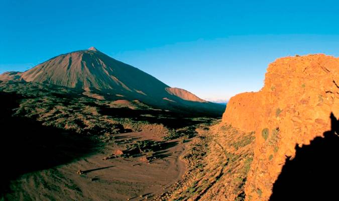 El Teide a la izquierda en el parque nacional del mismo nombre.