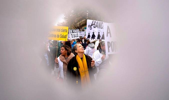 Los profesionales de la sanidad pública siguen protestando esta semana para reivindicar sus condiciones laborales. EFE/ Borja Sánchez Trillo