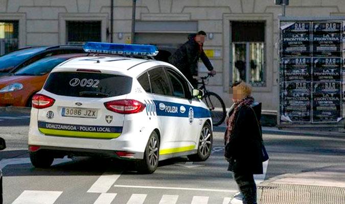 Un vehículo de la Policía Local de Vitoria-Gasteiz. / El Correo
