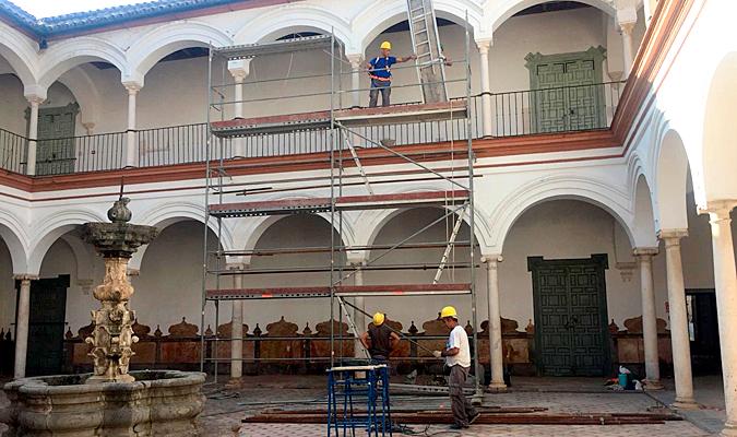 Obras de restauración en el Palacio de Peñaflor de Écija. / El Correo