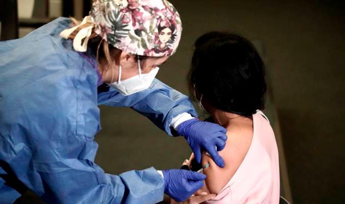 Una profesional sanitaria recibe la vacuna contra la COVID-19. / E.P.