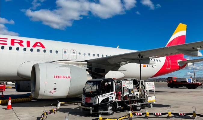 Un avión repostando de Iberia. / Iberia
