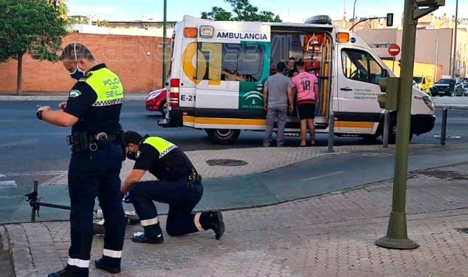 Agentes de la Policía Local en el lugar del accidente. / Emrgencias Sevilla