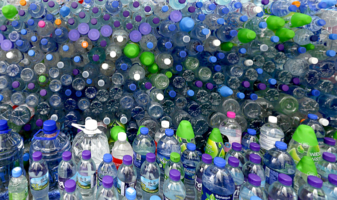 Los negocios del plástico son variados, pero sobre todo destacan el del agua embotellada. / EFE