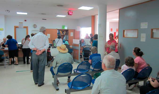 Carmona pide ayuda a la Junta ante el caos en el centro de salud