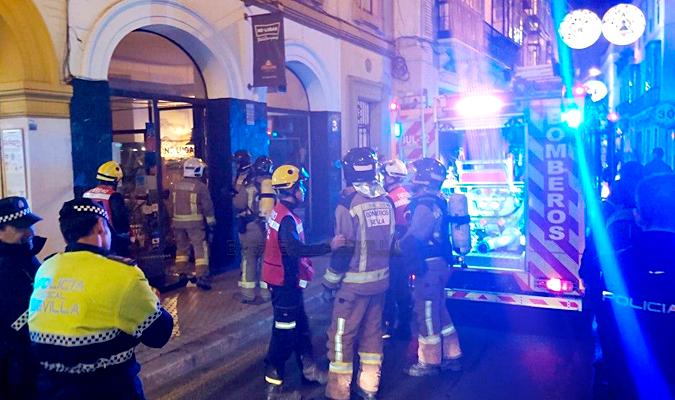 Incendio en un bar de la calle Trajano. / Emergencias Sevilla