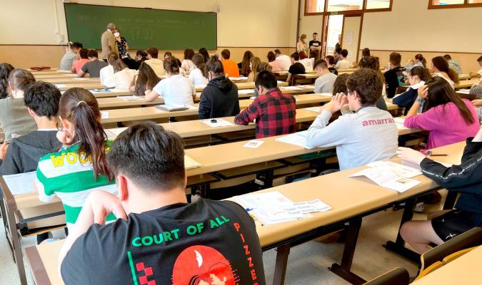 Imagen de archivo de alumnos examinándose de la EBAU en Asturias. EFE/ Paco Paredes