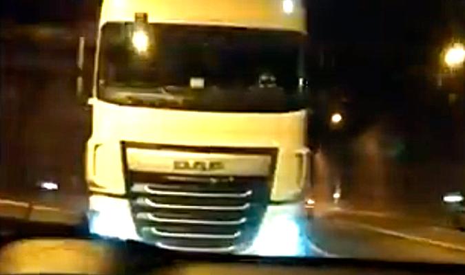 Imagen del camión encendiendo las luces casi pegado al coche. / Twitter