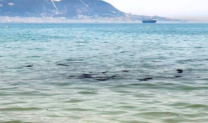 Alertan de vertidos de hidrocarburos y hollín en varias playas de Algeciras