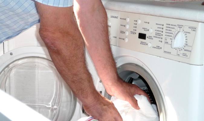 Un hombre introduce ropa en una lavadora doméstica, en una foto de archivo. EFE/ Paco Torrente