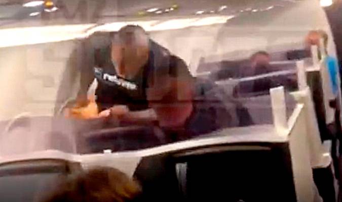 Imagen de Tyson golpeando al pasajero.