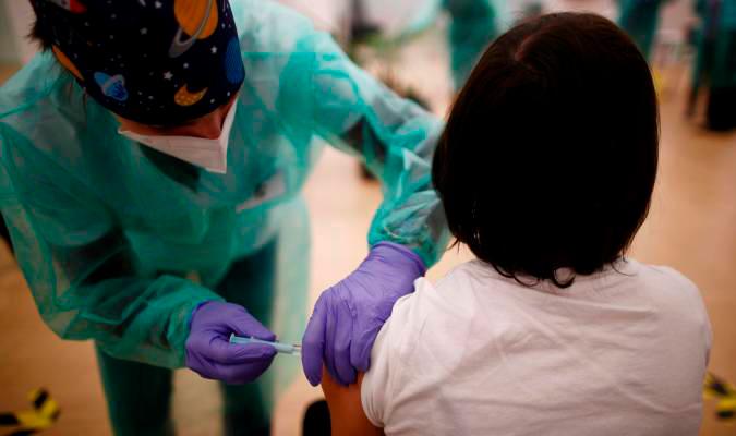 Una profesional farmacéutica recibe la vacuna contra la COVID-19. / E.P.