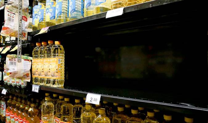 Un expositor casi vacío de botellas de aceite de girasol en un supermercadoa. EFE/ Diego Fernández
