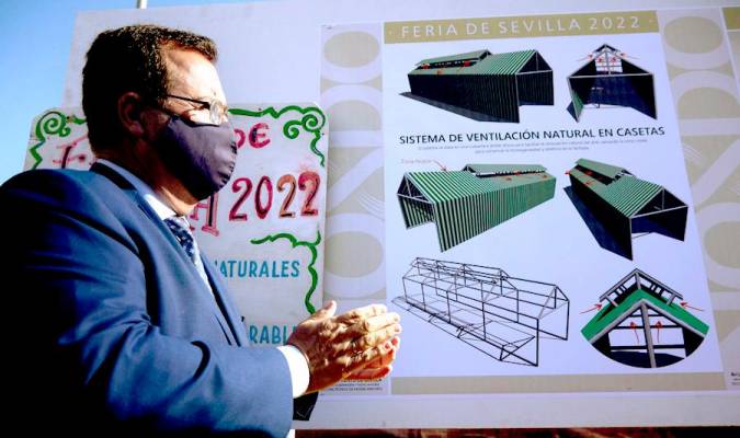 El Delegado de Fiestas Mayores del Ayuntamiento de Sevilla, Juan Carlos Cabrera, aplaude y al fondo la novedad que las casetas con un nuevo sistema de ventilación. 