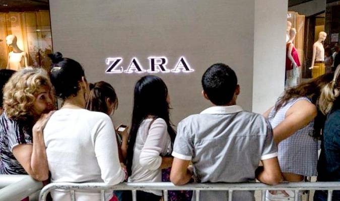 Entrada a un establecimiento de Zara. / EFE